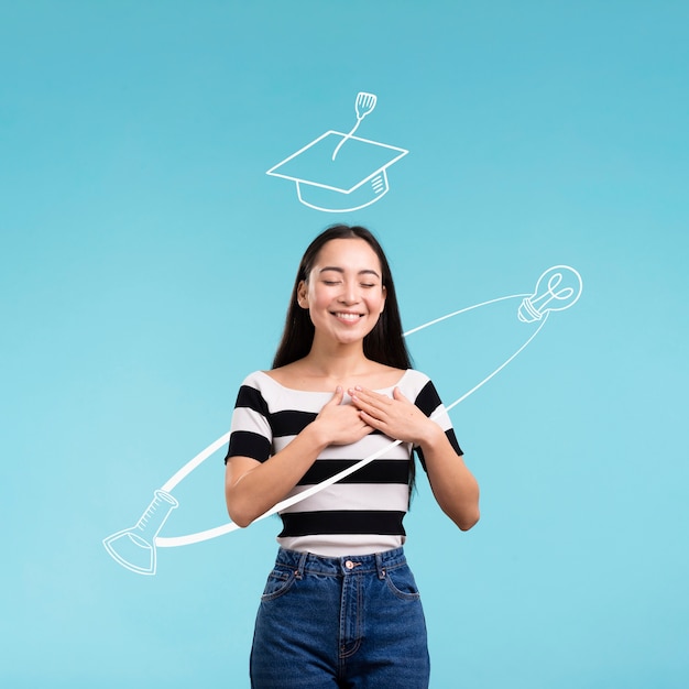 Foto donna del colpo medio che posa con il fondo di graduazione