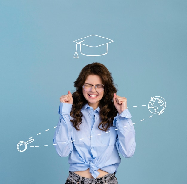 Foto donna del colpo medio che posa con il fondo di graduazione