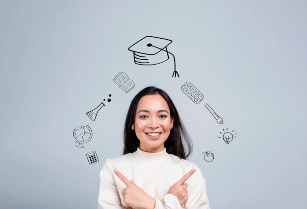 Foto donna del colpo medio che posa con il fondo di graduazione