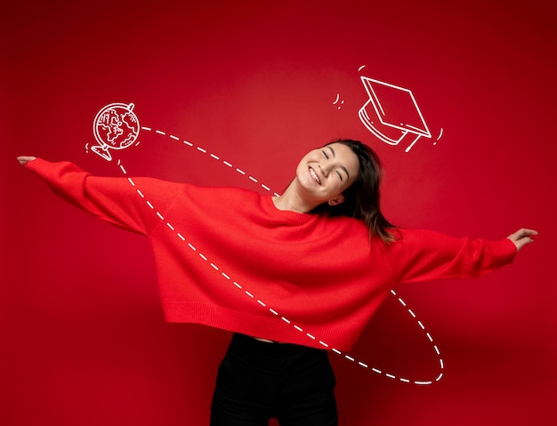 Foto donna del colpo medio che posa con il fondo di graduazione