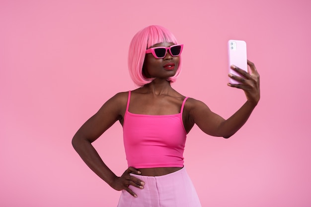 Photo medium shot woman posing with pink outfit