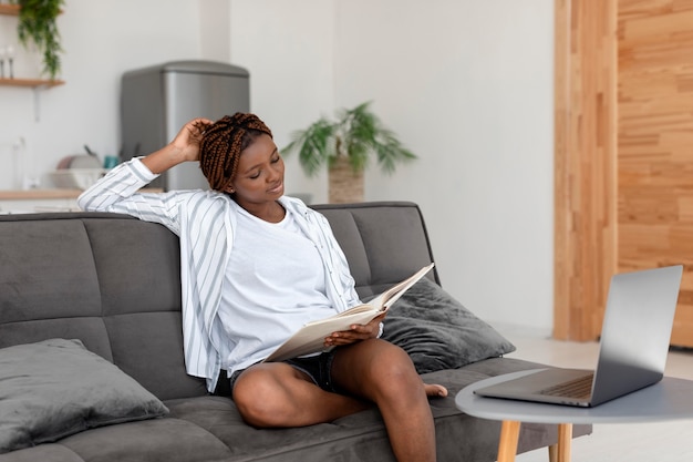 Photo medium shot woman reading on couch