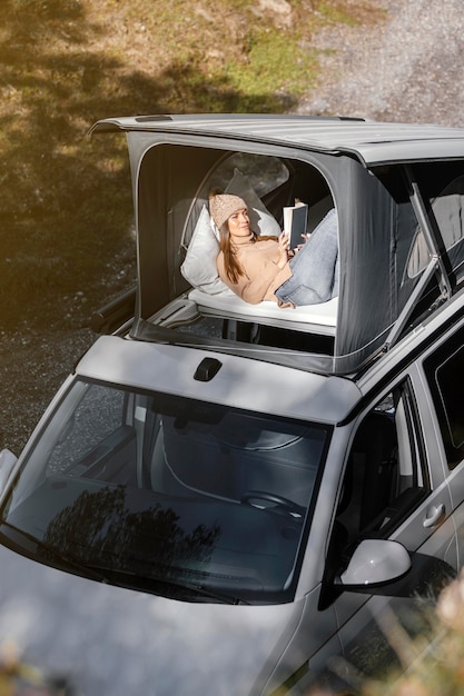 Photo medium shot woman reading during road trip