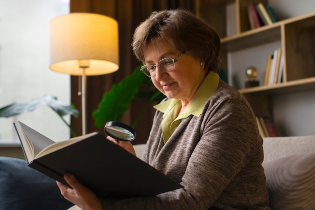 Photo medium shot woman reading with magnyfier