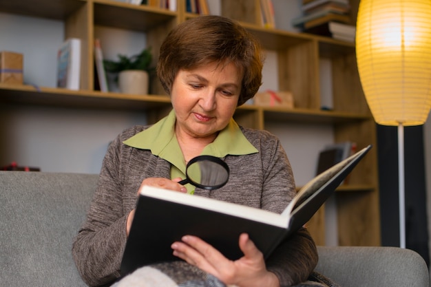 Photo medium shot woman reading with magnyfier