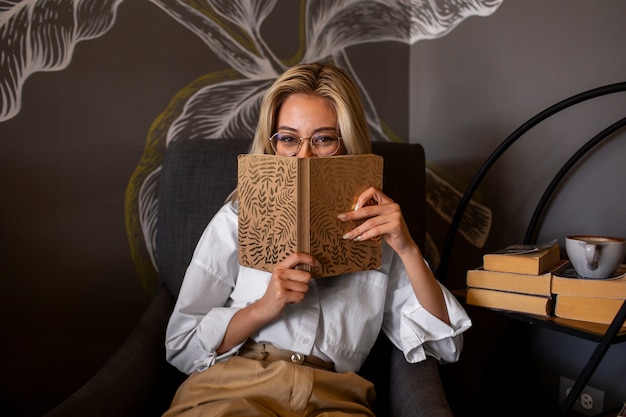 Photo medium shot woman relaxing with diary