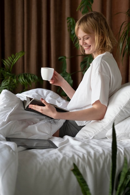 Photo medium shot woman sitting in bed