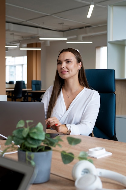 Photo medium shot woman sitting at desk