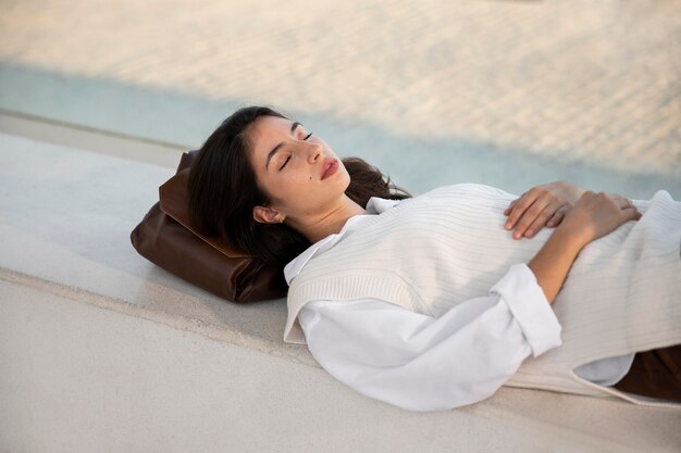 Photo medium shot woman sleeping outdoors