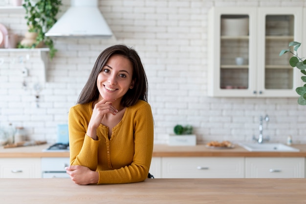 Photo medium shot of woman smiling at camera