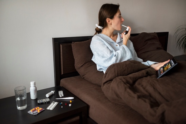 Photo medium shot woman staying in bed