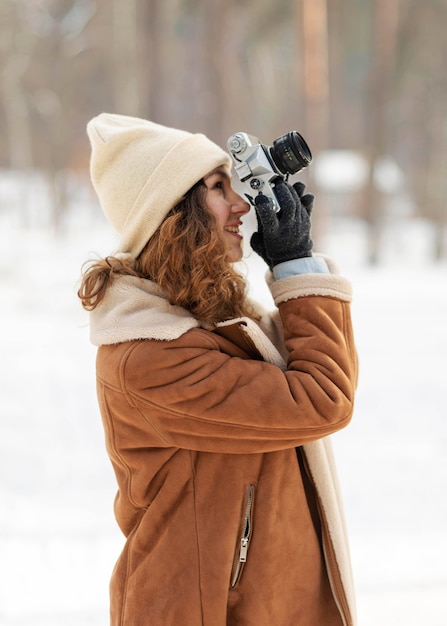 写真を撮るミディアムショットの女性