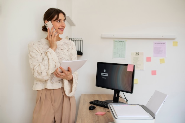 写真 電話で話しているミディアムショットの女性