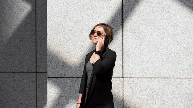 Photo medium shot woman talking on phone