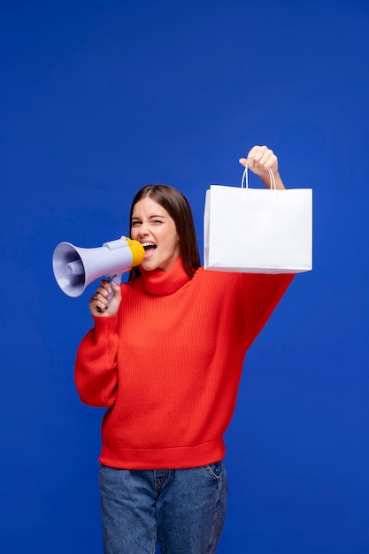 写真 メガホンで話しているミディアムショットの女性