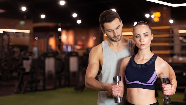 Colpo medio donna e allenatore in palestra