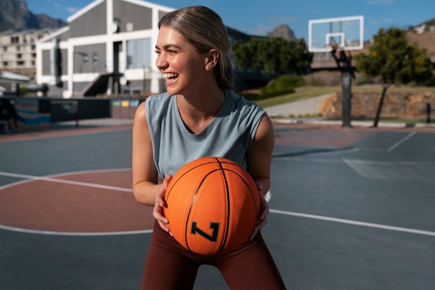 Photo medium shot woman training for basketball