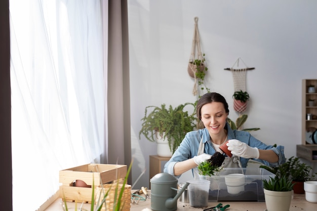 ミディアムショットの女性移植植物