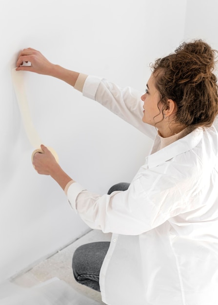 Photo medium shot woman using duct tape