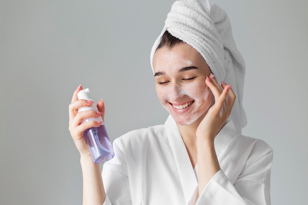 Photo medium shot woman using face product