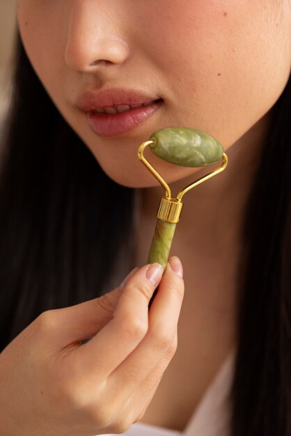 Photo medium shot woman using face roller