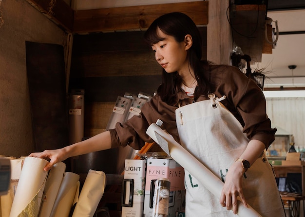 Photo medium shot woman wearing apron