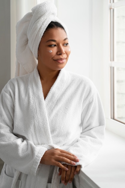 Photo medium shot woman wearing bathrobe