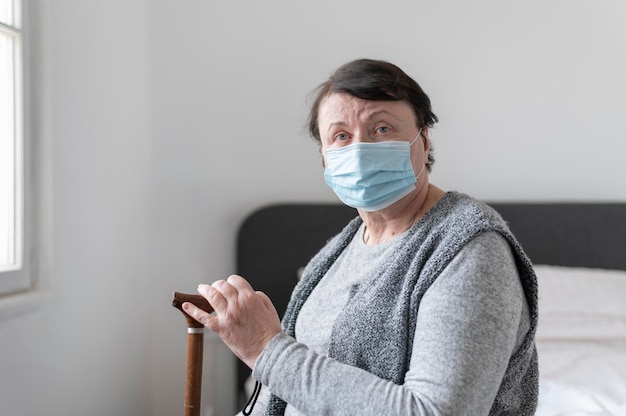 Foto colpo medio donna che indossa la maschera per il viso