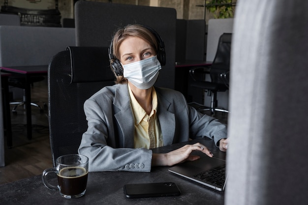 Photo medium shot woman wearing face mask