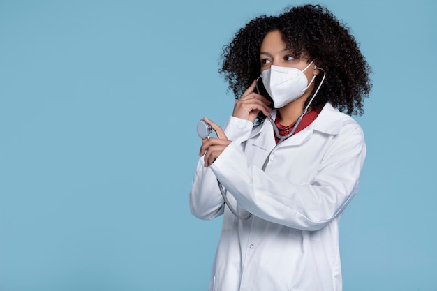 Foto donna di tiro medio che indossa una maschera ffp2