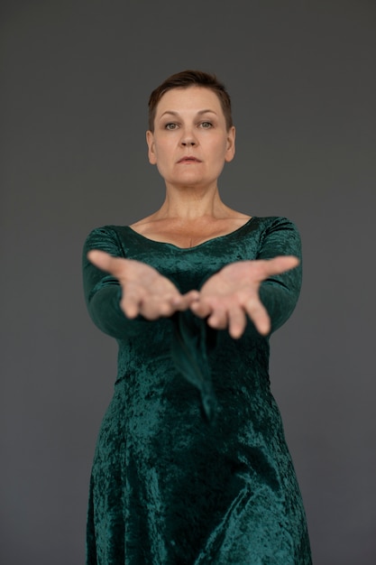 Foto donna del tiro medio che indossa un vestito verde