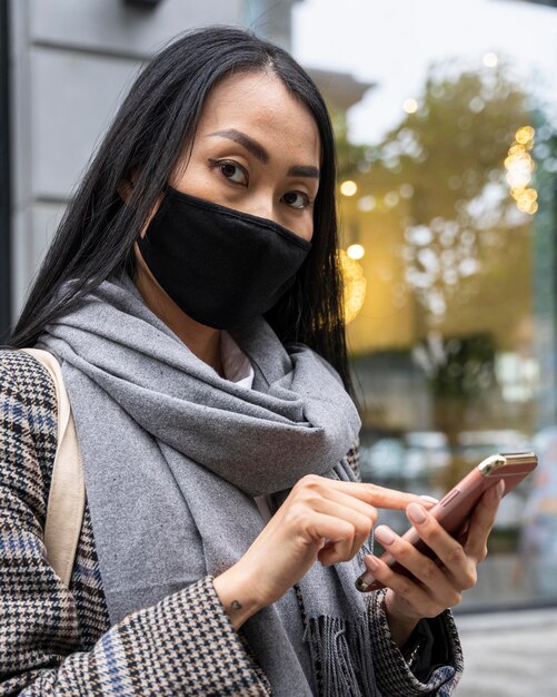 Foto maschera da portare della donna del colpo medio