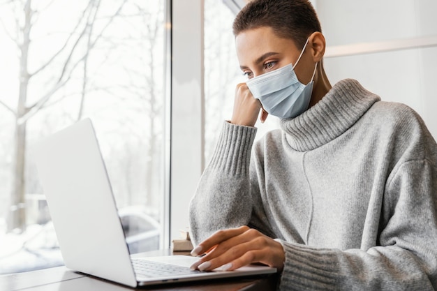 Foto maschera da portare della donna del colpo medio