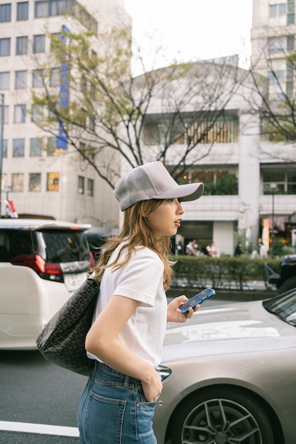 Foto cappello da camionista da portare della donna del colpo medio