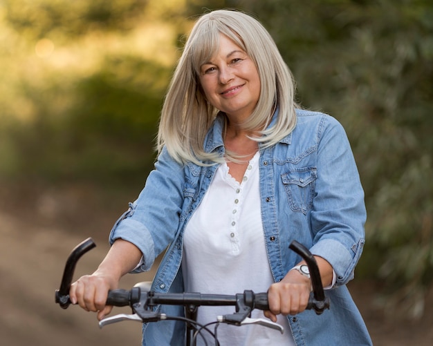 Foto donna di colpo medio con la bicicletta