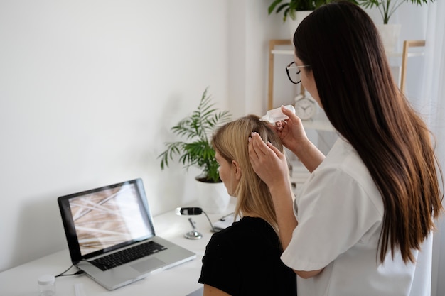 Photo medium shot woman with dandruff problems