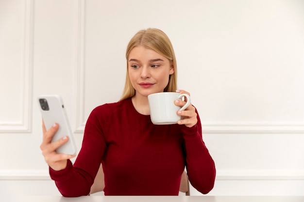 Photo medium shot woman with device