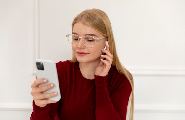 写真 デバイスを持つミディアムショットの女性