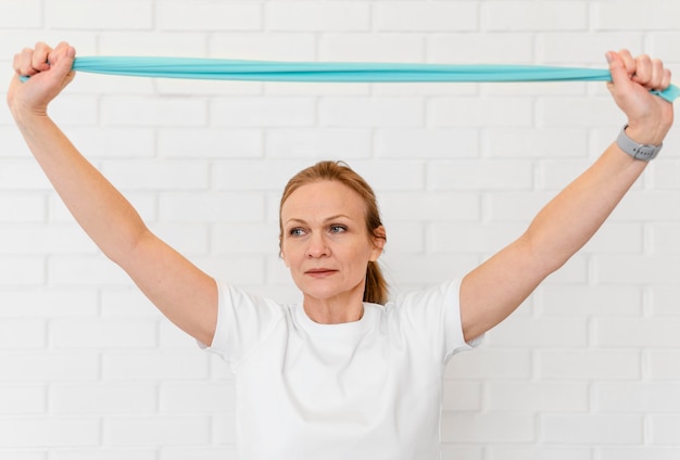 Photo medium shot woman with elastic band