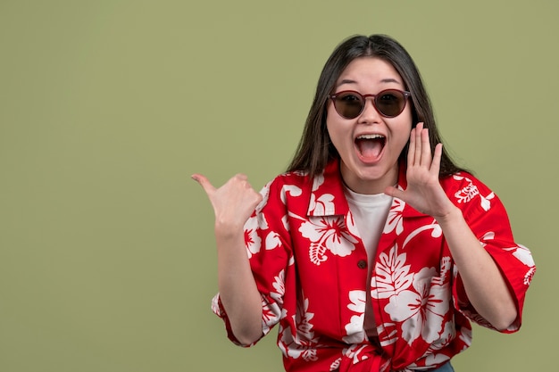 Foto donna di tiro medio con camicia hawaiana e occhiali da sole