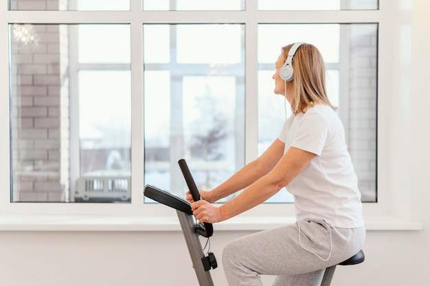 Photo medium shot woman with headphones