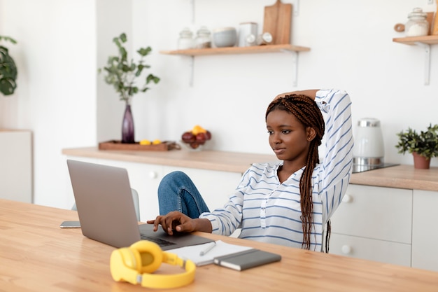 Photo medium shot woman with laptop