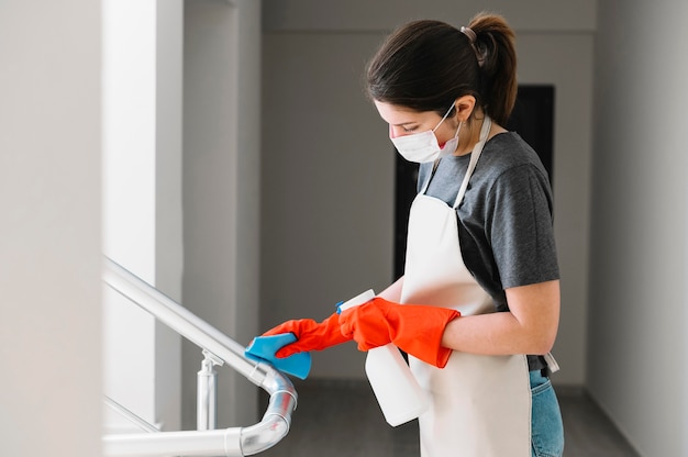 Colpo medio donna con maschera