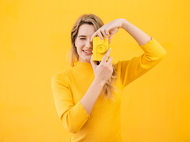 Colpo medio donna con vecchia macchina fotografica