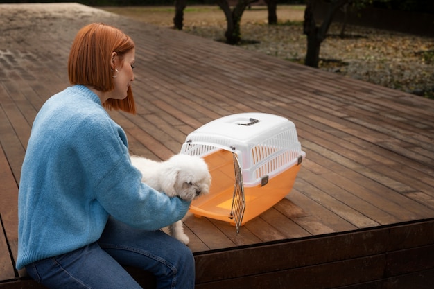 Photo medium shot woman with pet carrier