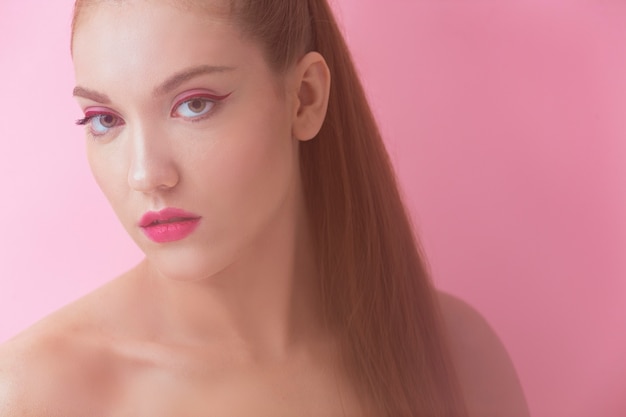 Photo medium shot woman with pink background