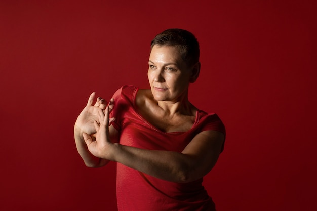 Foto colpo medio donna con vestito rosso