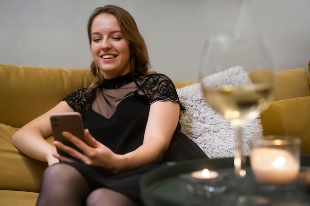 Photo medium shot woman with smartphone indoors