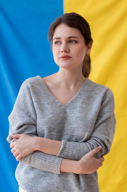 사진 우크라이나 국기와 함께 중간 샷 여자