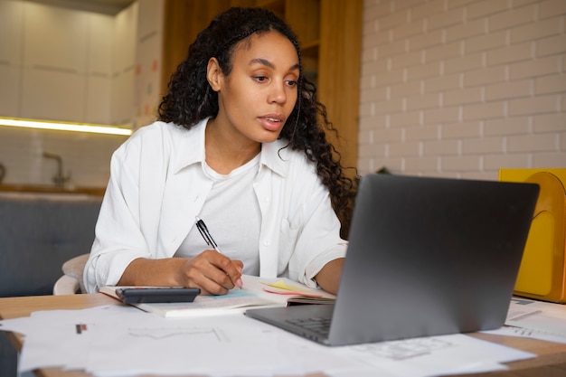 Photo medium shot woman working as an economist